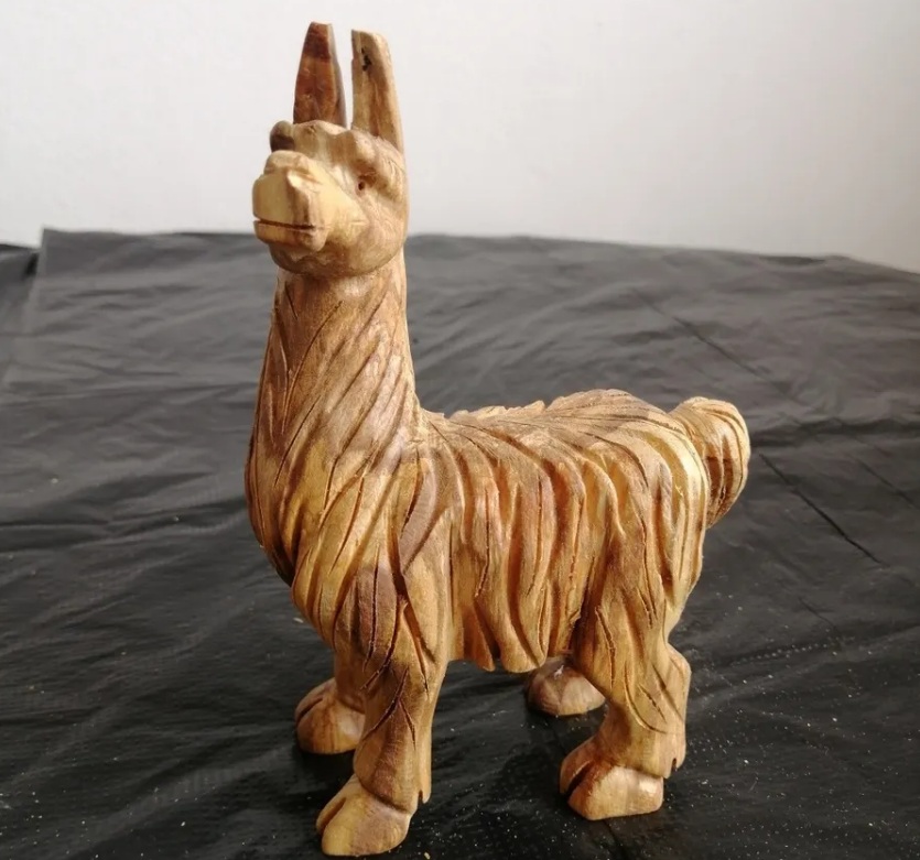 Резная фигурка ламы из Пало Санто Резная фигурка ламы из Пало Санто
